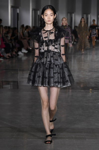 giambattista-valli-rtw-spring-2019-paris-fashion-week-pfw-043(1).thumb.jpg.1f3616db59360f23c5e76ca08207f3b0.jpg