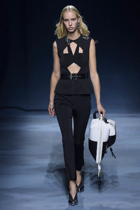 givenchy-rtw-spring-2019-paris-fashion-week0460(1).thumb.jpg.27faf8ba5528f91947fc66791b6b8a06.jpg