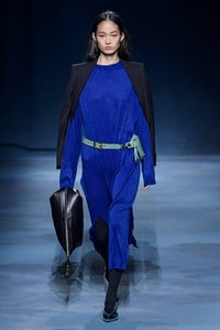 givenchy-rtw-spring-2019-paris-fashion-week0470(1).thumb.jpg.e27f24eab471d9dd4c48de6871d7f051.jpg