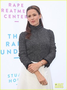 jennifer-garner-rape-brunch-october-2018-05.thumb.jpg.f762cd7752b46c78c42c43112bb4277a.jpg