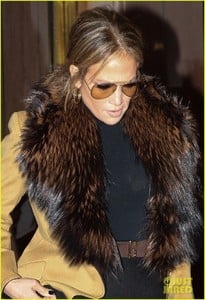 jennifer-lopez-bundles-up-for-game-one-of-world-series-in-boston-01.jpg