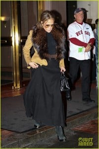 jennifer-lopez-bundles-up-for-game-one-of-world-series-in-boston-02.jpg