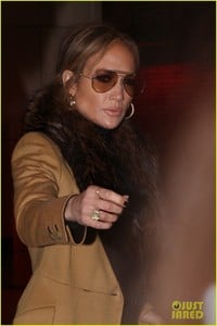 jennifer-lopez-bundles-up-for-game-one-of-world-series-in-boston-03.jpg