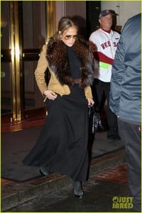 jennifer-lopez-bundles-up-for-game-one-of-world-series-in-boston-04.jpg