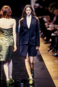 jil-sander-fw-1999-2.thumb.jpg.a8ccdc4c713f6d1294819efb57148de5.jpg