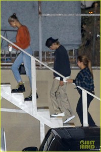 justin-bieber-hailey-baldwin-church-october-2018-01.jpg