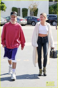 justin-bieber-hailey-baldwin-get-breakfast-together-la-01.jpg