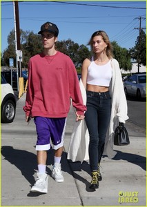 justin-bieber-hailey-baldwin-get-breakfast-together-la-03.jpg