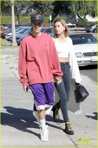 justin-bieber-hailey-baldwin-get-breakfast-together-la-07.jpg