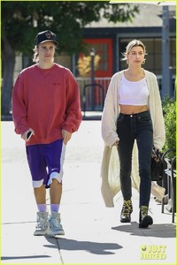 justin-bieber-hailey-baldwin-get-breakfast-together-la-09.jpg