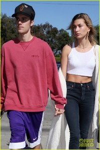 justin-bieber-hailey-baldwin-get-breakfast-together-la-10.jpg