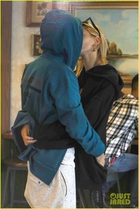 justin-bieber-hailey-baldwin-pack-on-pda-at-coffee-shop-05.jpg