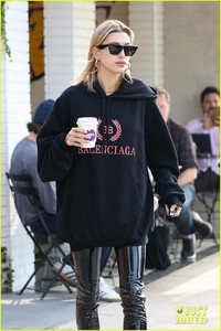 justin-bieber-hailey-baldwin-pack-on-pda-at-coffee-shop-08.jpg