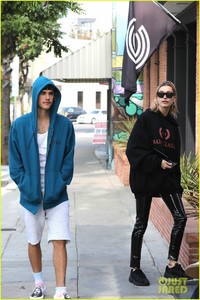 justin-bieber-hailey-baldwin-pack-on-pda-at-coffee-shop-18.jpg