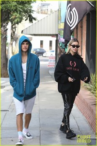 justin-bieber-hailey-baldwin-pack-on-pda-at-coffee-shop-24.jpg