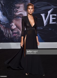 kara-del-toro-attends-the-premiere-of-columbia-pictures-venom-at-picture-id1044438336.thumb.jpg.05bba05bf40f2002a101a7a55bf1f440.jpg