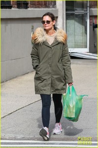 katie-holmes-bundles-up-to-run-errands-in-nyc-01.jpg