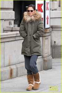 katie-holmes-bundles-up-to-run-errands-in-nyc-03.jpg