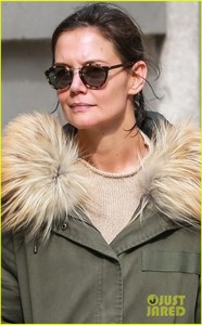 katie-holmes-bundles-up-to-run-errands-in-nyc-04.jpg