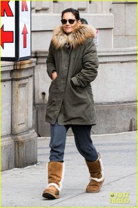 katie-holmes-bundles-up-to-run-errands-in-nyc-05.jpg