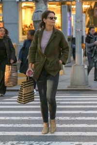 katie-holmes-shopping-in-nyc-10-12-2018-0.jpg