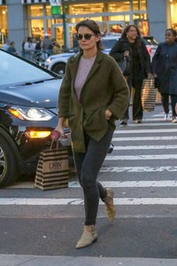 katie-holmes-shopping-in-nyc-10-12-2018-1.jpg