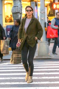 katie-holmes-shopping-in-nyc-10-12-2018-4.jpg
