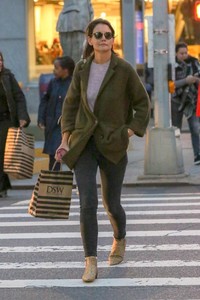 katie-holmes-shopping-in-nyc-10-12-2018-5.jpg