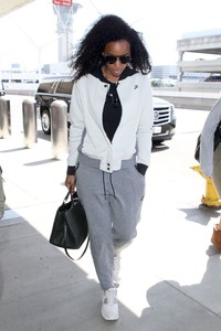 kelly-rowland-in-a-nike-sweatsuit-catches-a-flight-out-of-la-09-19-2018-0.jpg