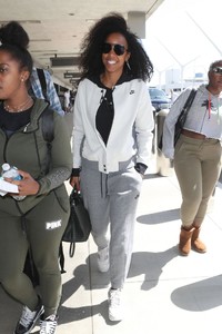 kelly-rowland-in-a-nike-sweatsuit-catches-a-flight-out-of-la-09-19-2018-4.jpg