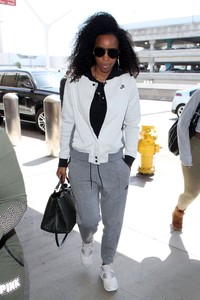 kelly-rowland-in-a-nike-sweatsuit-catches-a-flight-out-of-la-09-19-2018-5.jpg