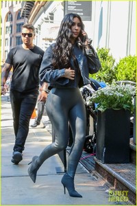 kim-kardashian-out-sunday-nyc-03.jpg