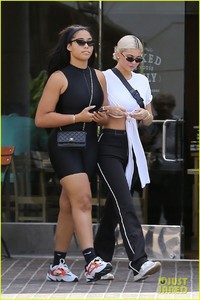 kylie-jenner-jordyn-woods-are-sunday-shopping-buddies-03.jpg