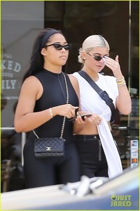 kylie-jenner-jordyn-woods-are-sunday-shopping-buddies-04.jpg