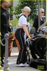 kylie-jenner-jordyn-woods-are-sunday-shopping-buddies-05.jpg