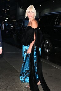 lady-gaga-arrives-at-the-late-show-with-stephen-colbert-tv-show-in-ny-10-04-2018-4.thumb.jpg.7e5a1753467ffc865c937b5cb2b22ac6.jpg