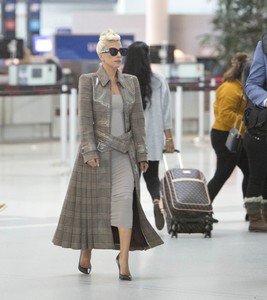 lady-gaga-arriving-at-the-toronto-airport-09-10-2018-0.thumb.jpg.9257e1769d37bda752559876c1501d68.jpg