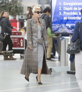 lady-gaga-arriving-at-the-toronto-airport-09-10-2018-4.jpg