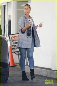 leona-lewis-fiance-dennis-lauch-step-out-for-lunch-in-beverly-hills-01.jpg