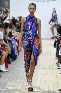 leonard-rtw-spring-2019-paris-fashion-week0686(1).thumb.jpg.9e64fade4a824abacbae492a0c8770a6.jpg