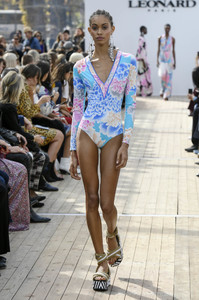 leonard-rtw-spring-2019-paris-fashion-week0698(1).thumb.jpg.a0c6ae0af670edf5df322f46a7047c76.jpg