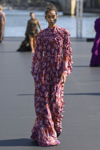 loreal-show-rtw-spring-2019-paris-fashion-week0188(1).thumb.jpg.88bb487aedbbac0d096141d8f4d7f311.jpg