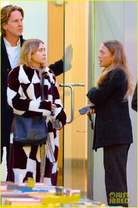 mary-kate-ashley-olsen-out-together-02.jpg