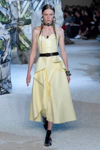 mcqueen-rtw-spring-2019-paris-fashion-week0867(1).thumb.jpg.660e0d12f9a7c6ce9784deb53156ec8d.jpg