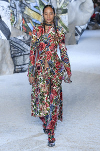 mcqueen-rtw-spring-2019-paris-fashion-week0882(1).thumb.jpg.cb85275c6d6768dfc3299cb88e835624.jpg