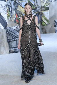 mcqueen-rtw-spring-2019-paris-fashion-week0893(1).thumb.jpg.a75dfc310477a6a400121af0ba421038.jpg