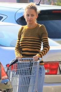 nicole-richie-grocery-shopping-in-la-10-22-2018-2.jpg