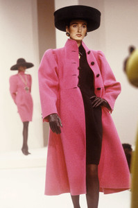 oscar-de-la-renta-fw-1988-1.thumb.jpg.dcfdeb24b9f3c9b910a7ee30f33bf823.jpg