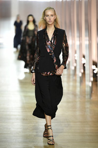 poiret-rtw-spring-2019-paris-fashion-week-pfw-033(1).thumb.jpg.fcfdf4a304af847774c27c556b64d68f.jpg