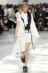 sacai-rtw-spring-2019-paris-fashion-week-pfw-001(1).thumb.jpg.630a6ca0831d0c78cd68c172c9f97339.jpg